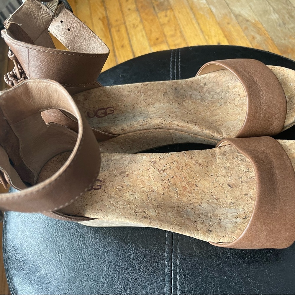 UGGS Sandal, brown leather, cork footbed, back zipper Sz 7.